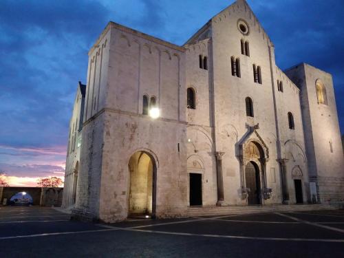 una gran iglesia blanca con una puesta de sol en el fondo en Il Trespolo Degli Angeli, en Bari