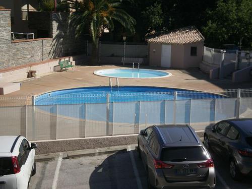2 voitures garées devant une piscine dans l'établissement 6PA36 Résidence du Port d Avall, à Collioure