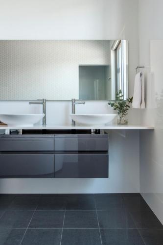 a bathroom with two sinks and a mirror at Barossa Shiraz Estate in Lyndoch