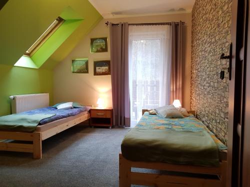 En eller flere senge i et værelse på Wynajem Pokoi Willa Pod Lasem