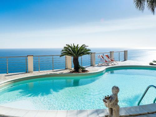- une piscine avec vue sur l'océan dans l'établissement Belvilla by OYO Villa with panoramic sea view pool, à Letojanni