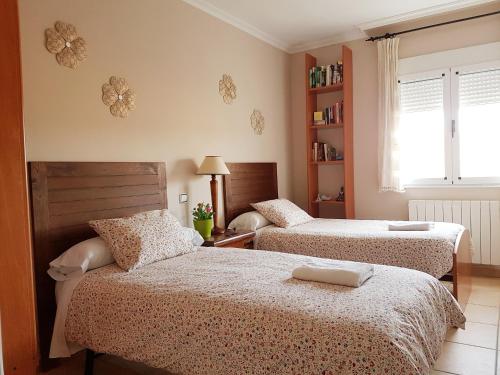 A bed or beds in a room at CASA RURAL EL SAUCE. A 2,5 KM DE CUENCA CAPITAL