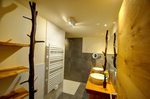 ein Badezimmer mit zwei Waschbecken und einem WC. in der Unterkunft Dienbergerhof 5 Sterne Ferienwohnungen in Untergriesbach