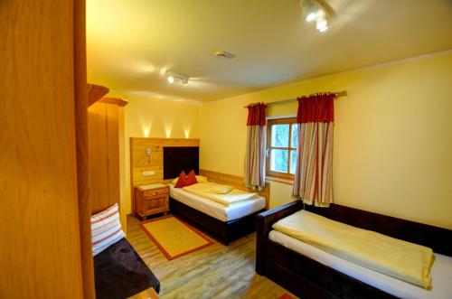ein Hotelzimmer mit 2 Betten und einem Fenster in der Unterkunft Dienbergerhof 5 Sterne Ferienwohnungen in Untergriesbach