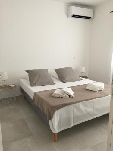 une chambre avec un lit avec deux serviettes dessus dans l'établissement Villa Filippi, à Porto-Vecchio