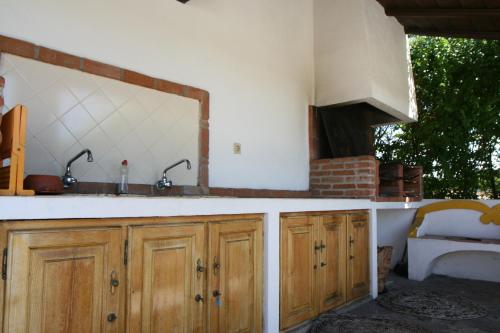 A kitchen or kitchenette at Quinta do Cabeçote