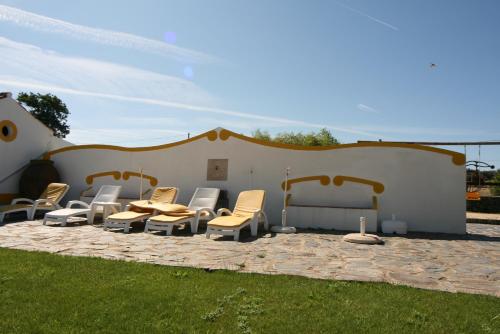 a group of chairs sitting on a patio at Quinta do Cabeçote in Cabeço de Vide