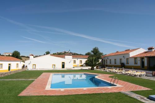 a villa with a swimming pool in a yard at Quinta do Cabeçote in Cabeço de Vide