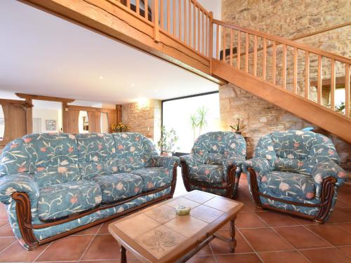 un salon avec un canapé et deux chaises dans l'établissement Holiday Home in Saint-Pompont with Pool, à Saint-Pompont