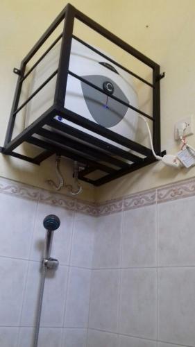 a light hanging from a wall in a bathroom at Villa Ardon Batu in Batu