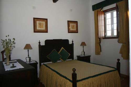 a bedroom with a bed and a window at Quinta do Cabeçote in Cabeço de Vide
