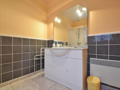 ein Badezimmer mit Waschbecken und Spiegel in der Unterkunft Holiday home with pool, enclosed garden in Saint-Pompont