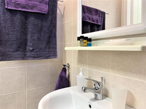 Bilik mandi di GK Airport Suites - Free Shuttle by GK Properties