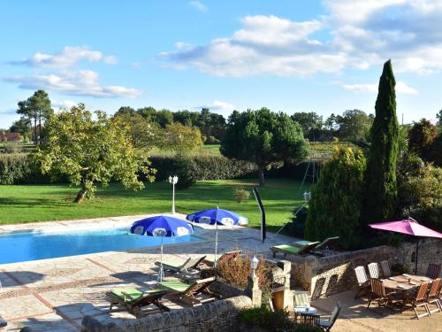 Villefranche-du-PérigordにあるBeautiful holiday home with heated poolのパラソル、テーブル、椅子付きのプール