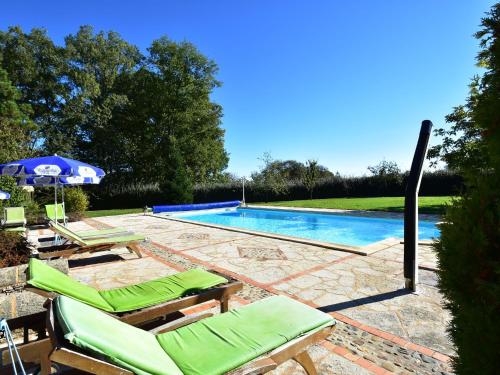 Villefranche-du-PérigordにあるBeautiful holiday home with heated poolのスイミングプール(緑の椅子、パラソル付)