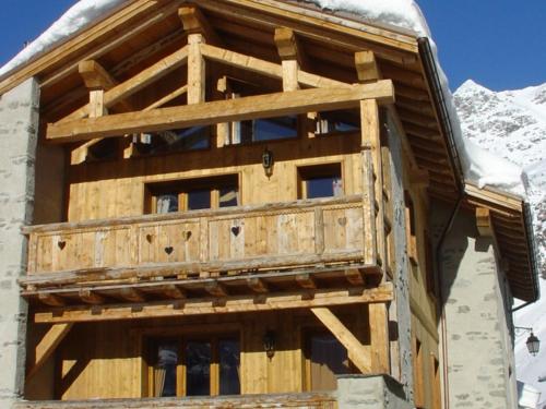 El edificio en el que está el chalet de montaña