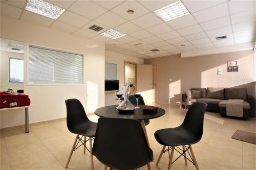 Televisyen dan/atau pusat hiburan di GK Airport Suites - Free Shuttle by GK Properties