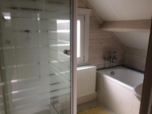 Koupelna v ubytování Thuiskomen, genieten aan het water