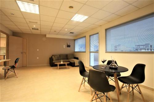 Ruang duduk di GK Airport Suites - Free Shuttle by GK Properties