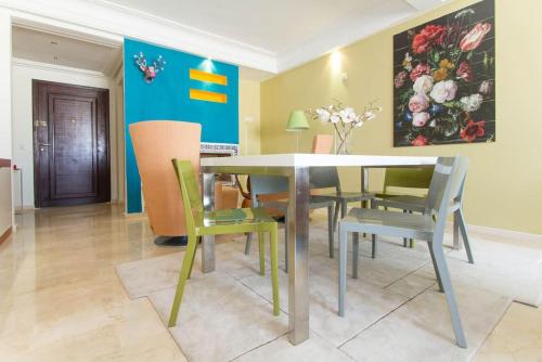 ein Esszimmer mit einem Tisch und Stühlen in der Unterkunft Luxurious apartment, European Quality in Casablanca