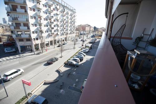 a view from a balcony of a street with cars at Come sentirsi a casa in Piacenza
