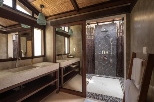 a bathroom with two sinks and a shower at Awei Pila (Mergui Archipelago) in Kyun Pila Island.