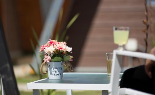 a vase filled with flowers sitting on a table at Pyramidal Park Valdivia in Valdivia