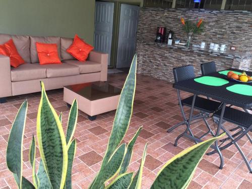 sala de estar con sofá y mesa en Hotel Boutique Malibu Los Sueños en Tigre