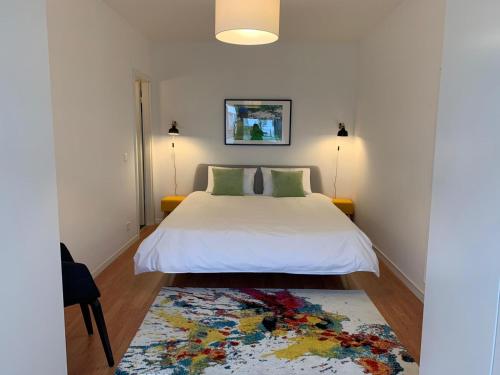 - une chambre avec un lit et un tapis dans l'établissement Geneva Cosy, à Genève