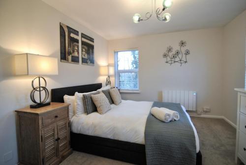 Ένα ή περισσότερα κρεβάτια σε δωμάτιο στο Spacious 2-Bedroom Apartments in Windsor