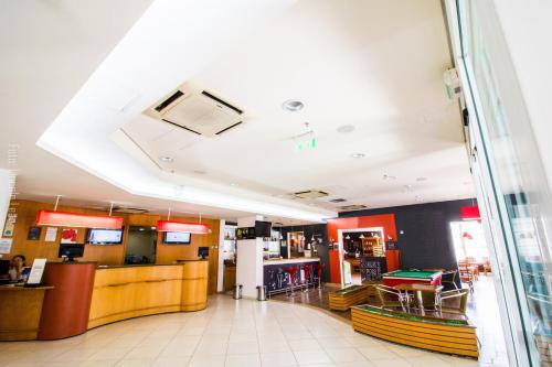 マカパにあるAmapá Hotelのバーとビリヤード台のあるレストランを併設しています。
