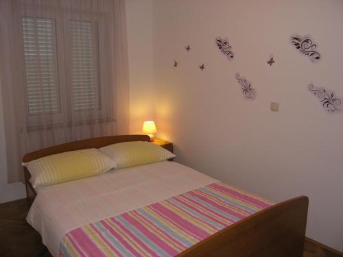 Posteľ alebo postele v izbe v ubytovaní Apartments Biljana for relaxing holidays in Baska