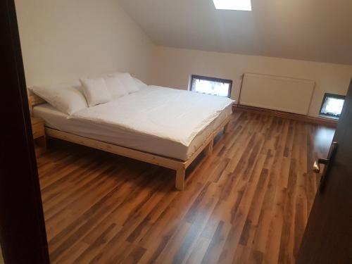 Una cama o camas en una habitación de Penzion Rafaella