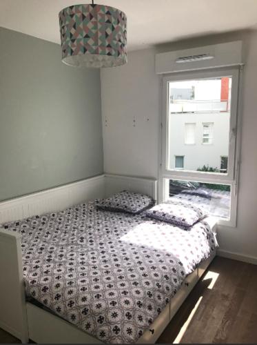 une petite chambre avec un lit et une fenêtre dans l'établissement Spacious modern 2 bedroom flat great location old town + lake, à Annecy