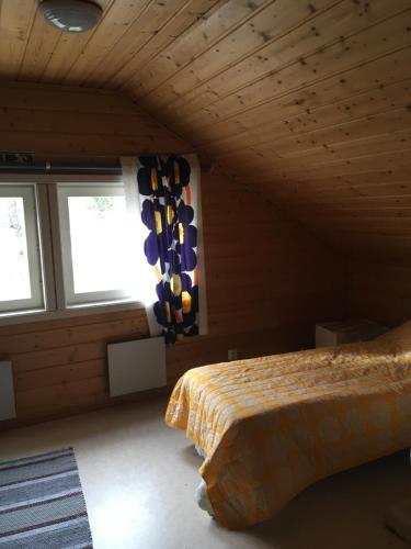 1 dormitorio con 1 cama en una habitación con ventanas en Leipyölin tila en Perniö