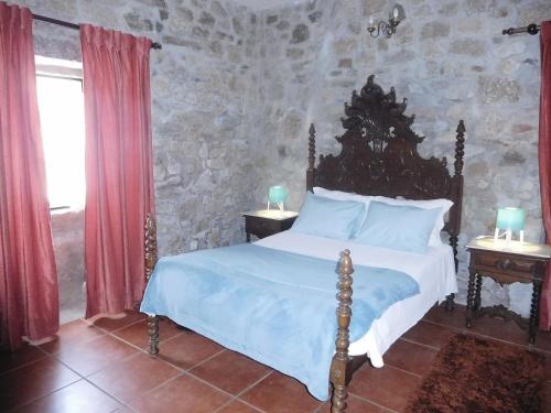 Un pat sau paturi într-o cameră la Casas Solar da Torre 1