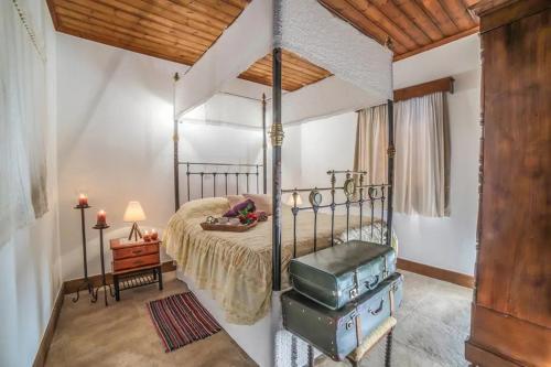 En eller flere senger på et rom på Lofou Traditional House