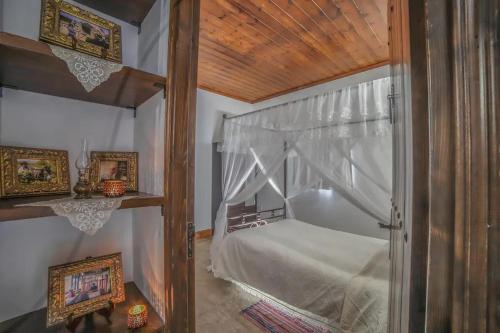 Postel nebo postele na pokoji v ubytování Lofou Traditional House