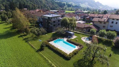 - une vue aérienne sur une maison avec une piscine dans l'établissement Da Elda Natural Retreat, à Ledro