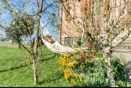 a boat sitting in a yard next to a house at B&B Il Roseto in Spilamberto