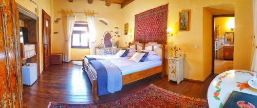 1 dormitorio con 1 cama grande en una habitación en Casa Bertha en Sighişoara