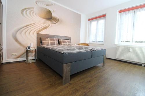 Ferienwohnungen Schneider في غورليتز: غرفة نوم بسرير مع لوحة على الحائط