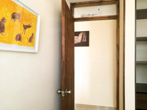 a door in a room with a painting on the wall at Aparta hotel TOCANCIPA con Parqueadero y Wifi in Tocancipá