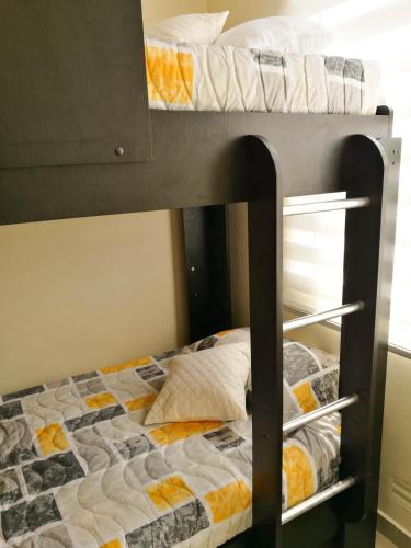 a bunk bed in a room with a bed at Aparta hotel TOCANCIPA con Parqueadero y Wifi in Tocancipá