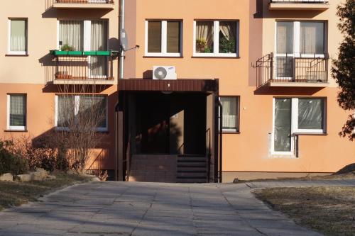 aartment building with a door with a speaker in it at Przytulne i atrakcyjne mieszkanie z pełnym wyposażeniem, dwa pokoje in Skarżysko-Kamienna