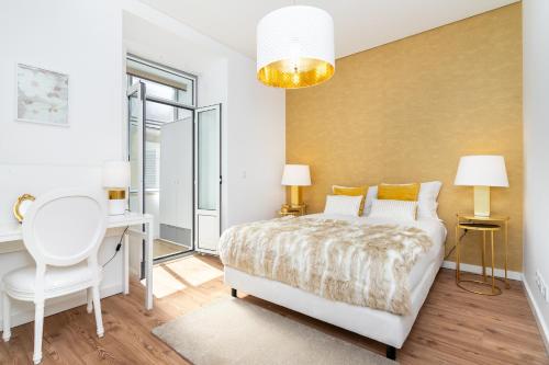 una camera con letto, scrivania e sedia di WHome | Golden Premium Apartment a Lisbona