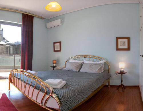 sypialnia z łóżkiem i dużym oknem w obiekcie Friends & Family w Atenach