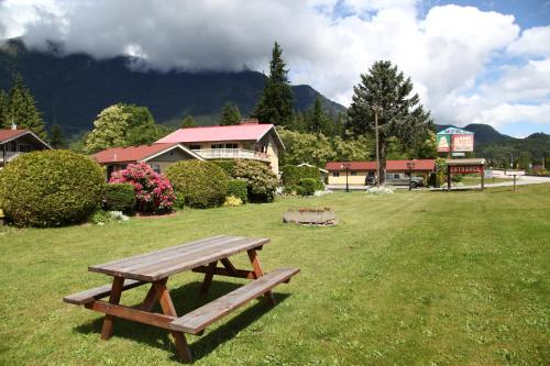 Gallery image of Swiss Chalets Motel in Hope