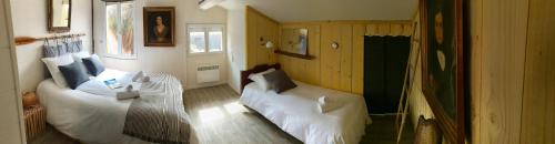 Hôtel Le Caillebotisにあるベッド