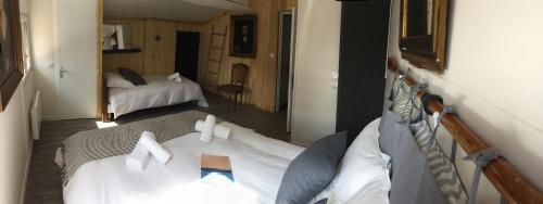 Hôtel Le Caillebotisにあるベッド